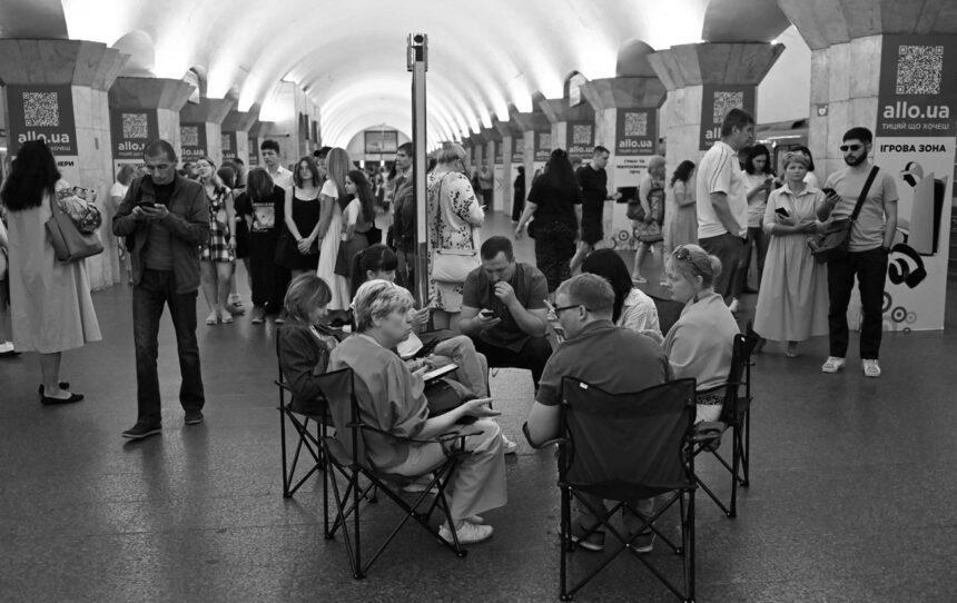 Українці готові терпіти війну стільки, скільки потрібно? Що показало опитування КМІС