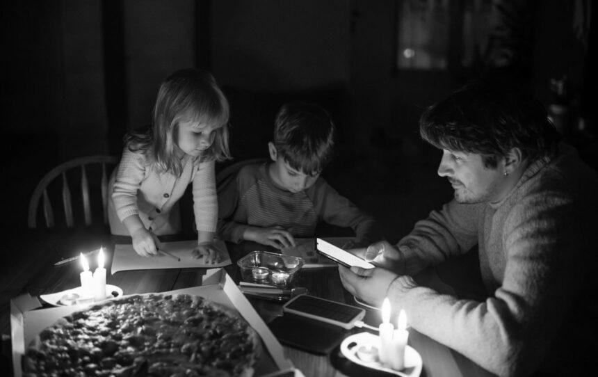 Більшість областей знову без світла: “Укренерго” визначилося з графіками на 22 грудня