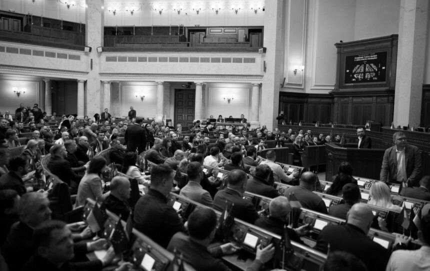 Рада видалила російську зі списку мов, які підлягають захисту в Україні