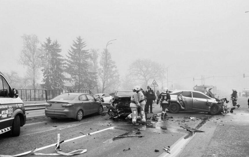 На трасі “Київ–Чоп” біля Рівного зіткнулися близько восьми авто: рух у бік столиці перекрито