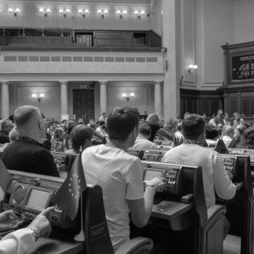 Опозиція знову заблокувала трибуну у Верховній Раді Опозиція знову заблокувала трибуну у Верховній Раді