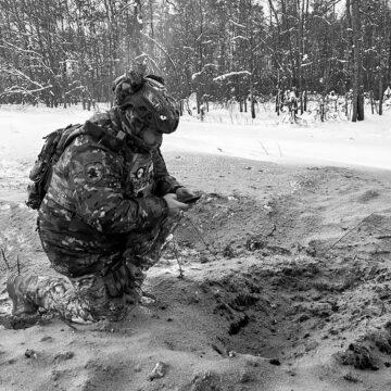 На Рівненщині ''Шахеди'' скидали вибухівку біля залізниці: у поліції показали фото На Рівненщині ”Шахеди” скидали вибухівку біля залізниці: у поліції показали фото