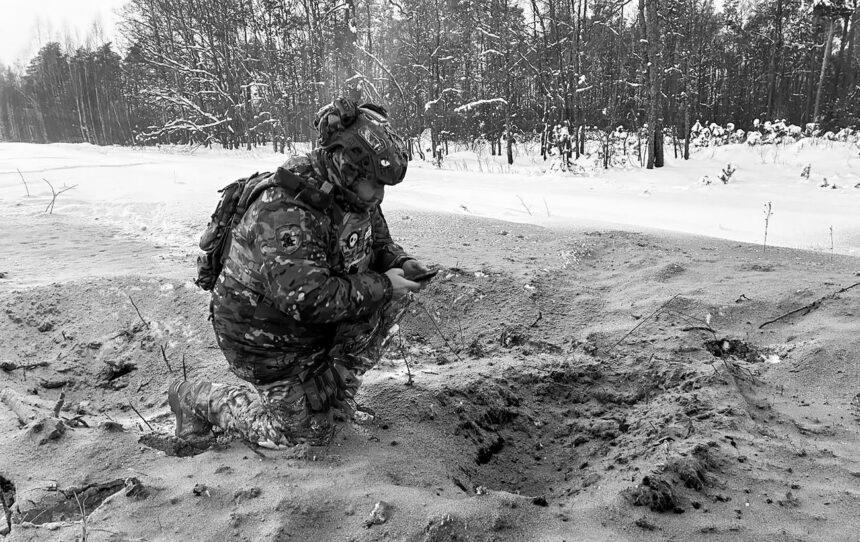 На Рівненщині ”Шахеди” скидали вибухівку біля залізниці: у поліції показали фото