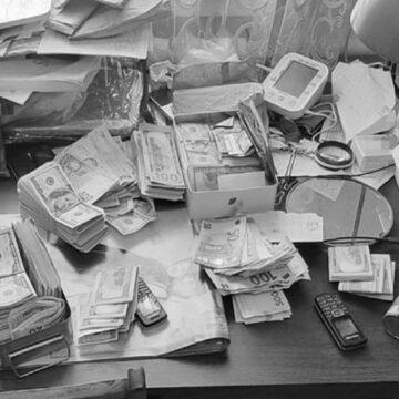 СБУ викрила схему ухилення від мобілізації: у голови ВЛК знайшли 300 тисяч доларів СБУ викрила схему ухилення від мобілізації: у голови ВЛК знайшли 300 тисяч доларів