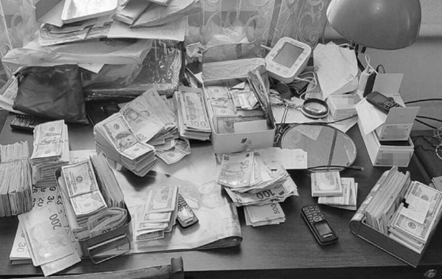 СБУ викрила схему ухилення від мобілізації: у голови ВЛК знайшли 300 тисяч доларів