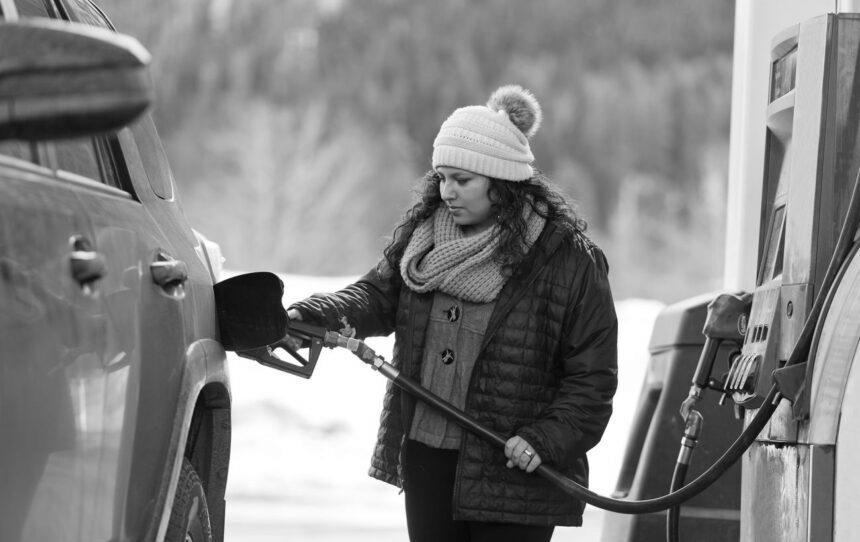 Погані дороги “вдарять” по кишенях водіїв? Як логістика формує ціну на бензин
