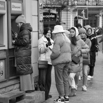 ПриватБанк та Ощадбанк оновили курс валют: де дешевше долар та євро 13 лютого