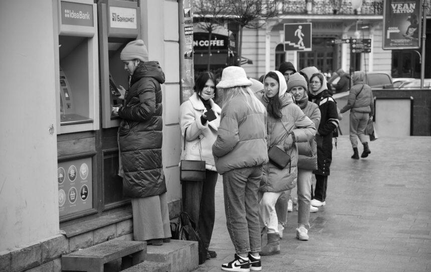 ПриватБанк та Ощадбанк оновили курс валют: де дешевше долар та євро 13 лютого