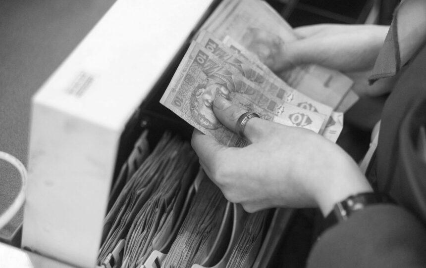 Перевірте свої заначки: НБУ вилучає з обігу “старі” гривні – чи потрібно їх міняти