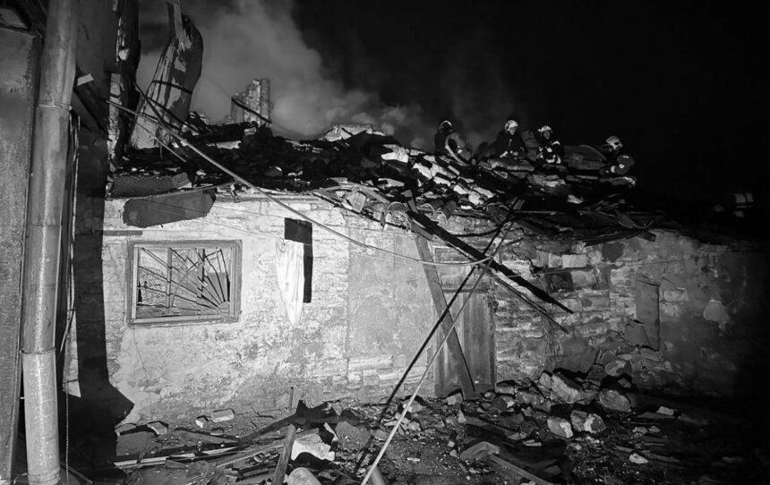 Окупанти знову атакували Одесу: в одному з районів загорівся будинок Окупанти знову атакували Одесу: в одному з районів загорівся будинок