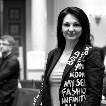 Суд відправив до в’язниці нардепку Марченко, яка викинула хабар за паркан