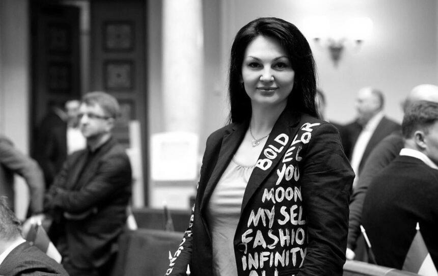 Суд відправив до в'язниці нардепку Марченко, яка викинула хабар за паркан Суд відправив до в’язниці нардепку Марченко, яка викинула хабар за паркан