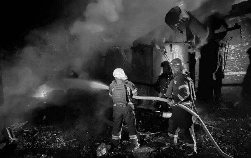 Пожежі, удар по судну та перебої зі світлом: РФ масовано атакувала південь України (фото)