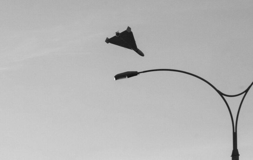 Росіяни дроном поцілили в автобусну зупинку на Одещині: поранено двох людей