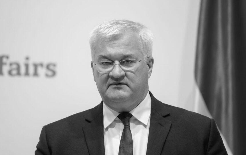 “Державний бандитизм”: МЗС погрожує Угорщині санкціями, та каже – інкасаторів депортують