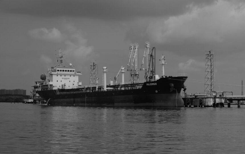 Індія направила військові кораблі для захисту своїх танкерів в Ормузькій протоці, – Bloomberg