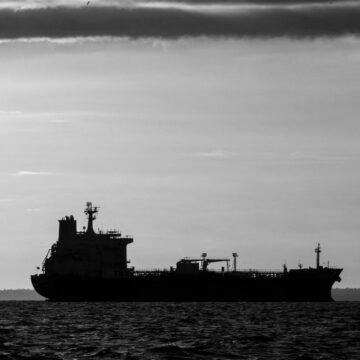 РФ спішить на допомогу: танкер з російською нафтою прямує до Куби