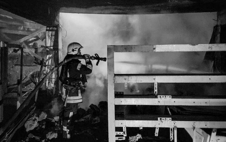 Спалахнули пожежі у порту і на складах: Росія масовано вдарила по Одещині дронами Спалахнули пожежі у порту і на складах: Росія масовано вдарила по Одещині дронами