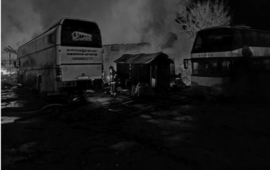 Пошкоджено судно у порту та знищені автобуси: РФ масовано вдарила по Одещині Пошкоджено судно у порту та знищені автобуси: РФ масовано вдарила по Одещині