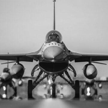 Масована атака РФ по Україні частково паралізувала авіасполучення у Польщі: деталі