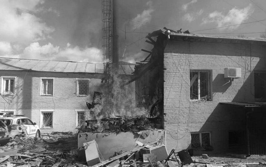 Росіяни вдень атакували відділок поліції у Прилуках (фото)