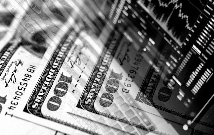 Євро відійшов від рекорду, долар росте: курс на 16 квітня та що робити із "сумнівними" купюрами Євро відійшов від рекорду, долар росте: курс на 16 квітня та що робити із “сумнівними” купюрами