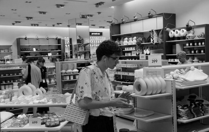 Від супермаркетів до бутиків: у РФ масово закривають магазини через падіння попиту