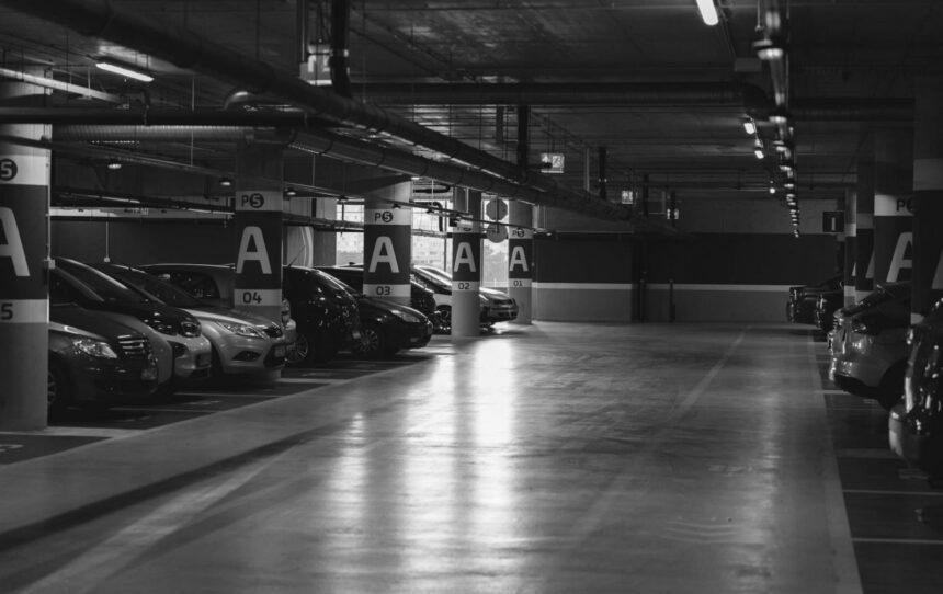 Київ більше не лідер: де у передмісті столиці за паркомісце просять понад мільйон гривень