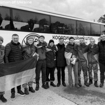 Україна повернула сімох цивільних із російського полону Україна повернула сімох цивільних із російського полону