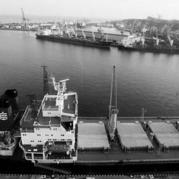 Росіяни дронами атакували судно у Чорному морі, що йшло в Україну Росіяни дронами атакували судно у Чорному морі, що йшло в Україну