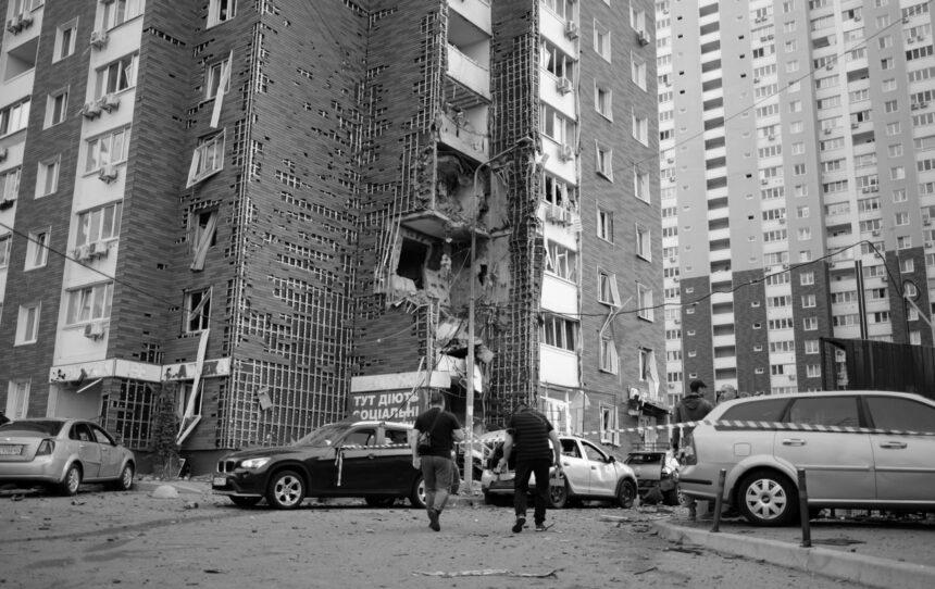 Власники зруйнованого житла не платитимуть за комуналку: Зеленський підписав закон Власники зруйнованого житла не платитимуть за комуналку: Зеленський підписав закон