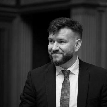 Улютін назвав умову, за якої можуть скоротити соцвиплати: кого стосуватиметься