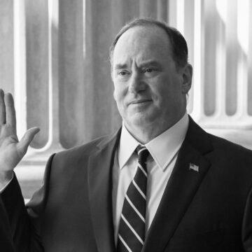 Глава ВМС США раптово пішов у відставку після конфлікту через Трампа, – WSJ