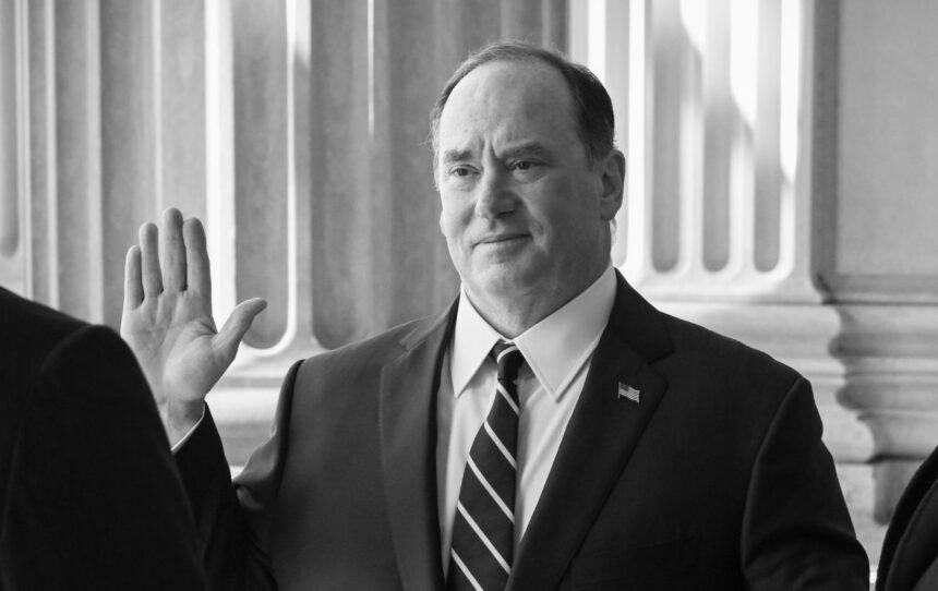 Глава ВМС США раптово пішов у відставку після конфлікту через Трампа, – WSJ