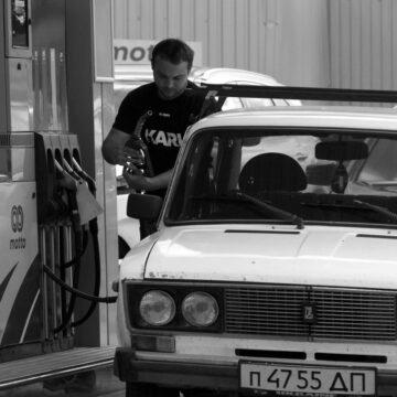 Бензин по талонах? На окупованій території України обмежили продаж пального Бензин по талонах? На окупованій території України обмежили продаж пального