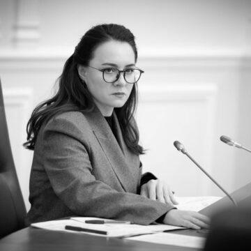 Кабмін зняв заборону на виїзд за кордон для жінок-чиновниць, але є обмеження