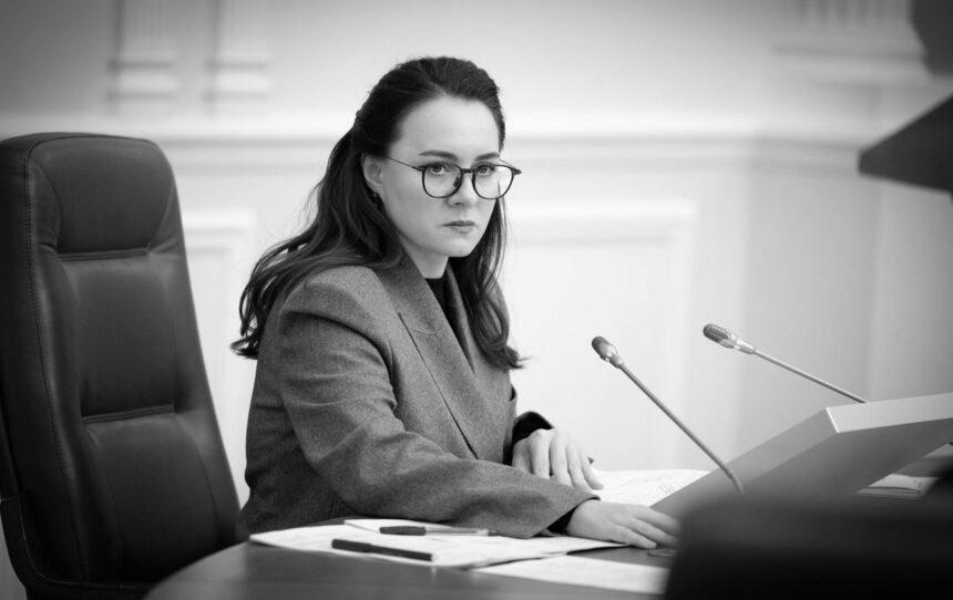 Кабмін зняв заборону на виїзд за кордон для жінок-чиновниць, але є обмеження