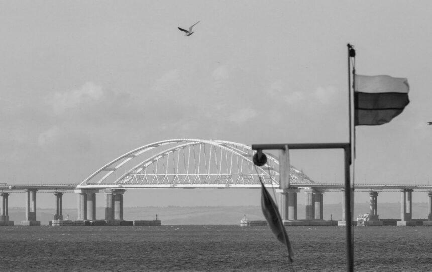 ВМС України уразили катери РФ, які охороняли Кримській міст (відео)