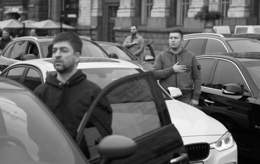 Хвилину мовчання тепер оголошуватимуть через гучномовці по всій Україні Хвилину мовчання тепер оголошуватимуть через гучномовці по всій Україні