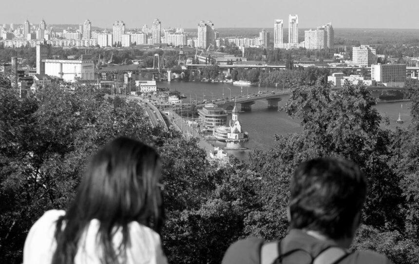 Середня зарплата перевищила 30 тисяч гривень: де платять найбільше