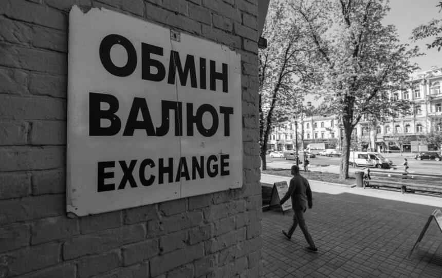 Долар на рекорді в НБУ: що з курсом в банках та чи переписали обмінники цінники 22 травня