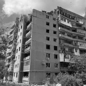 Росія вдарила ФАБами по багатоповерхівках у Дружківці: є поранені Росія вдарила ФАБами по багатоповерхівках у Дружківці: є поранені