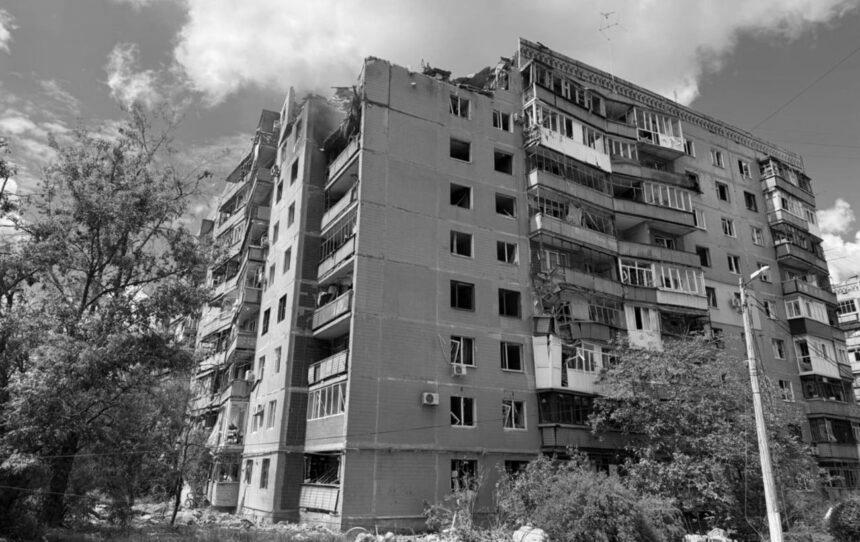 Росія вдарила ФАБами по багатоповерхівках у Дружківці: є поранені Росія вдарила ФАБами по багатоповерхівках у Дружківці: є поранені
