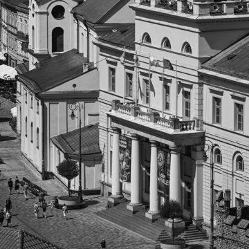 Польське місто прибрало прапор України з ратуші через рішення Зеленського Польське місто прибрало прапор України з ратуші через рішення Зеленського