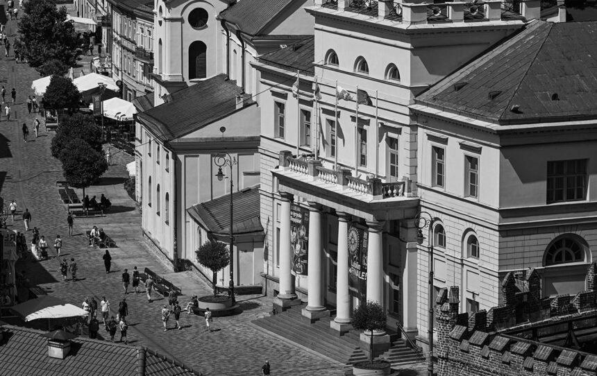 Польське місто прибрало прапор України з ратуші через рішення Зеленського Польське місто прибрало прапор України з ратуші через рішення Зеленського