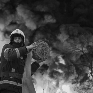 У Чорнобильській зоні після атаки дронів тривають пожежі, дим може дістатись Києва У Чорнобильській зоні після атаки дронів тривають пожежі, дим може дістатись Києва