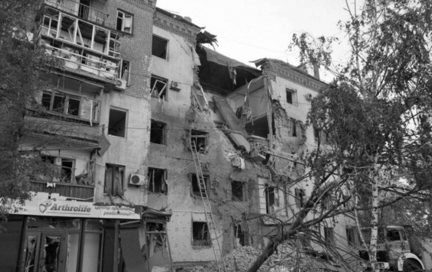 Російські КАБи зруйнували два поверхи п'ятиповерхівки в Запоріжжі, є загиблі Російські КАБи зруйнували два поверхи п’ятиповерхівки в Запоріжжі, є загиблі