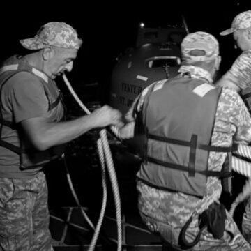 Доба посеред моря. Прикордонники врятували філіппінця із судна, ураженого дроном Доба посеред моря. Прикордонники врятували філіппінця із судна, ураженого дроном