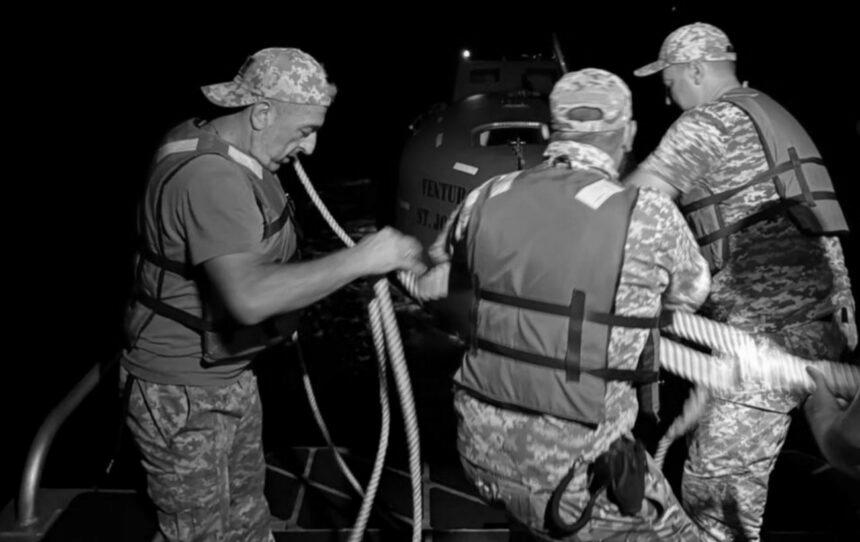 Доба посеред моря. Прикордонники врятували філіппінця із судна, ураженого дроном Доба посеред моря. Прикордонники врятували філіппінця із судна, ураженого дроном