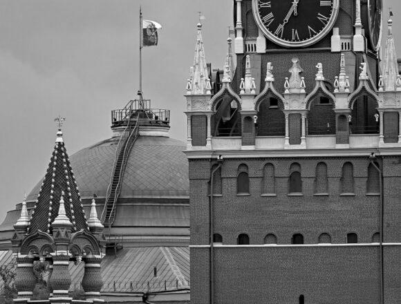 Дрони, дефіцит бензину і війна: у РФ рекордно впав "індекс щастя"